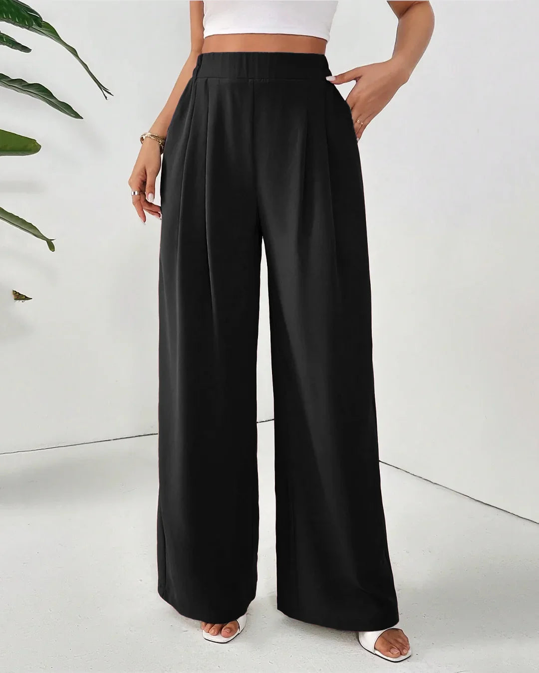 Solid Pleated Wide-Leg Straight-Leg Fit Trousers in Black