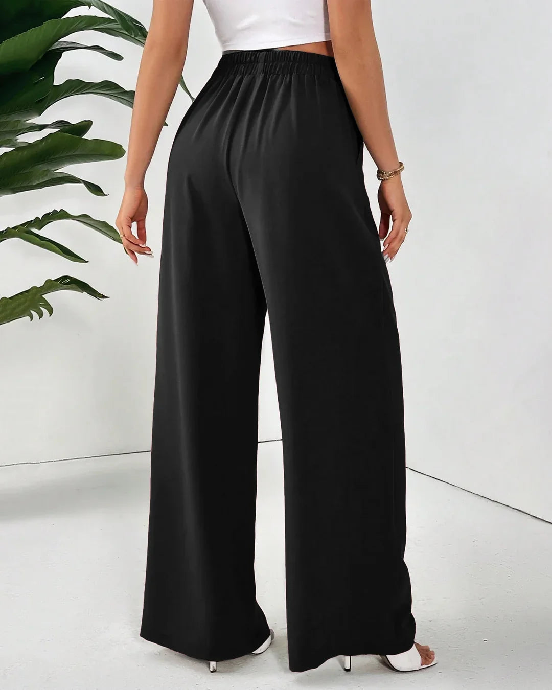 Solid Pleated Wide-Leg Straight-Leg Fit Trousers in Black