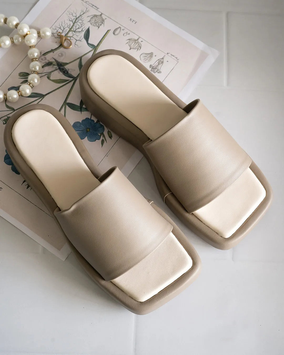 Retro vibe new york city girl flatform flats
