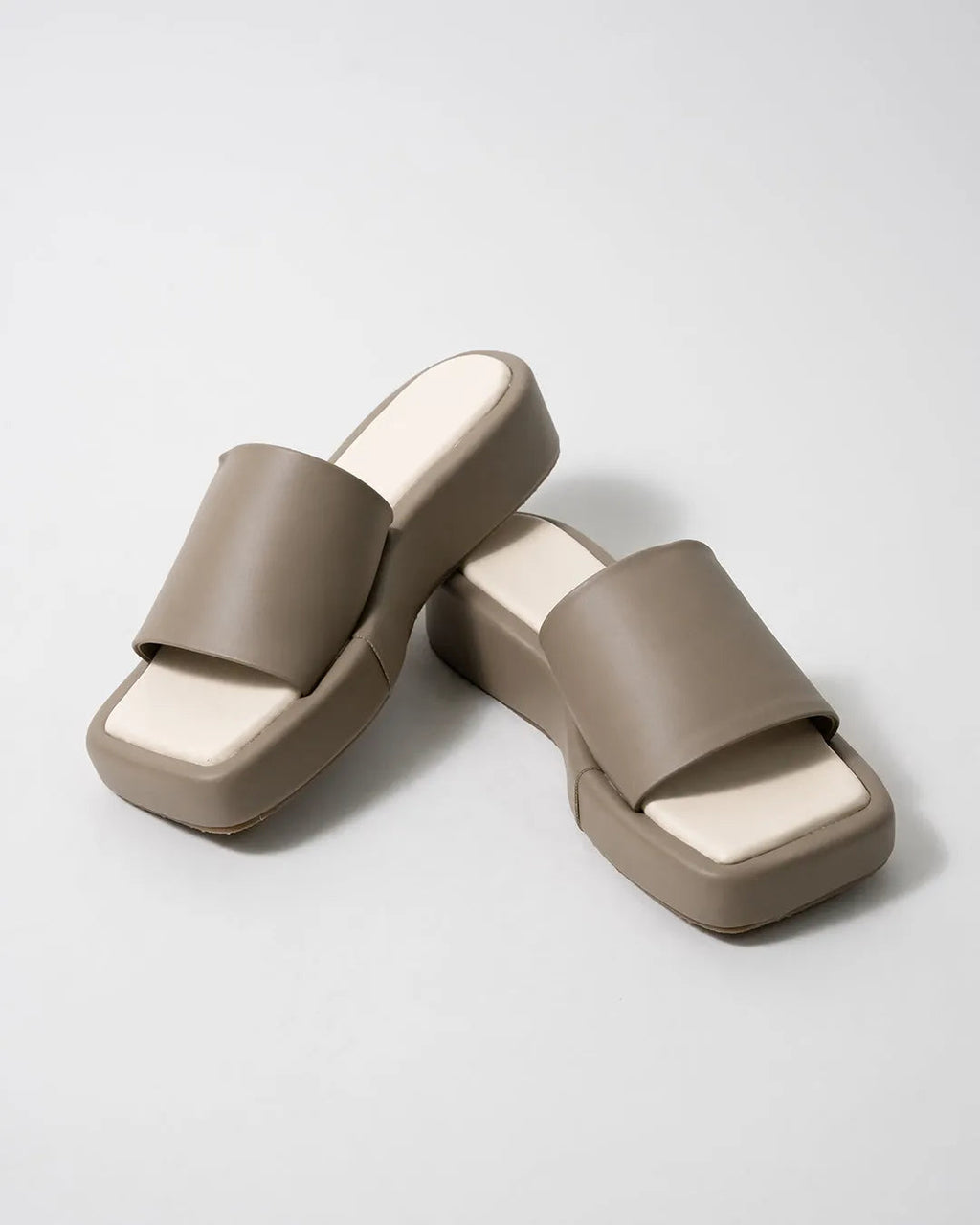 Retro vibe new york city girl flatform flats