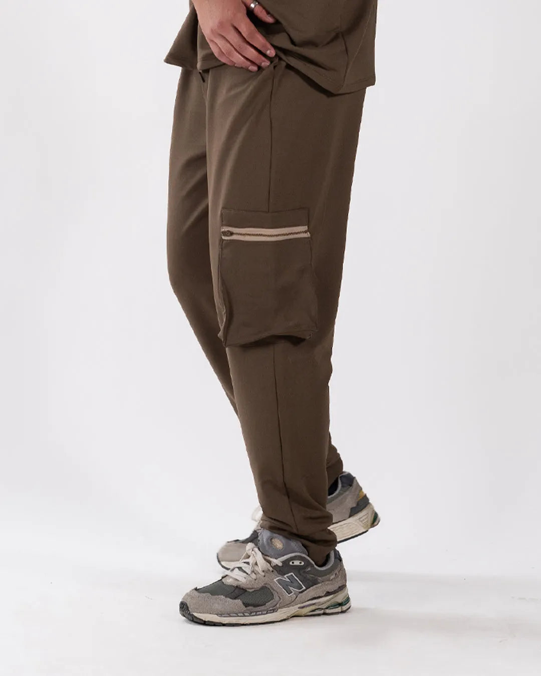 Men Crew Neck Short Sleeve Flap Pocket Drawstring Casual Comfortable Set in Chocolate Brown