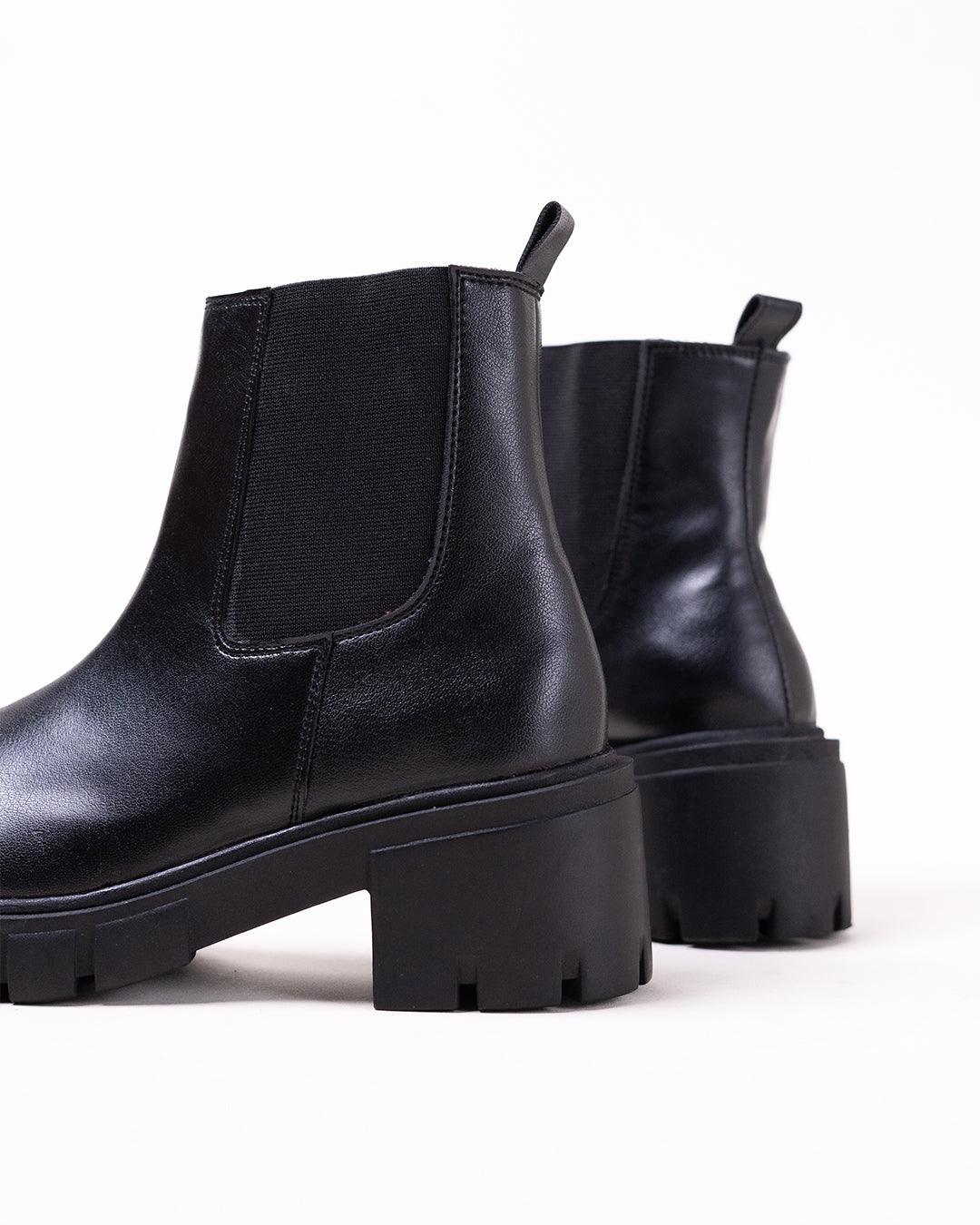 Off Duty Model Aesthetics Black Chelsea Boots With Track Soles