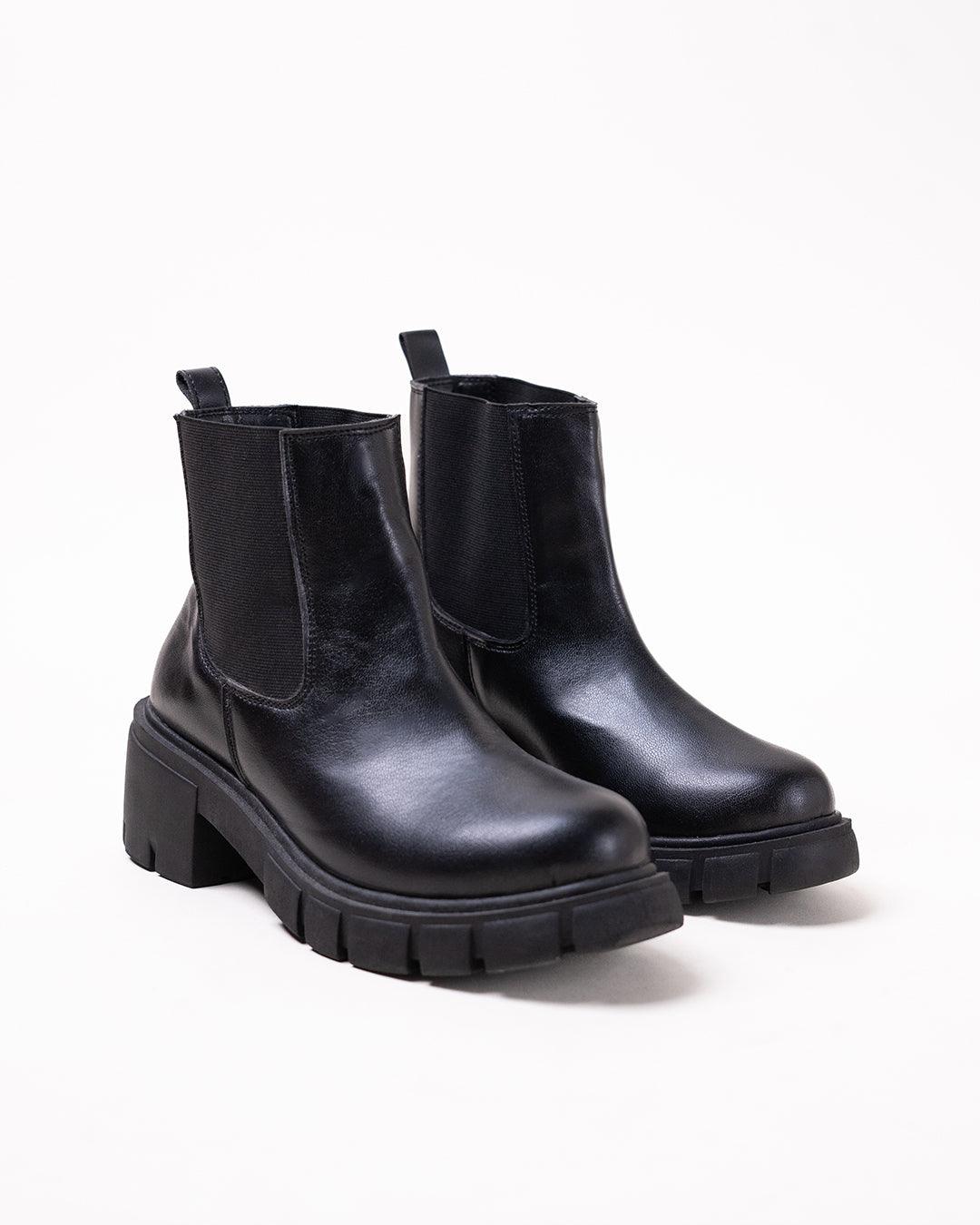 Off Duty Model Aesthetics Black Chelsea Boots With Track Soles