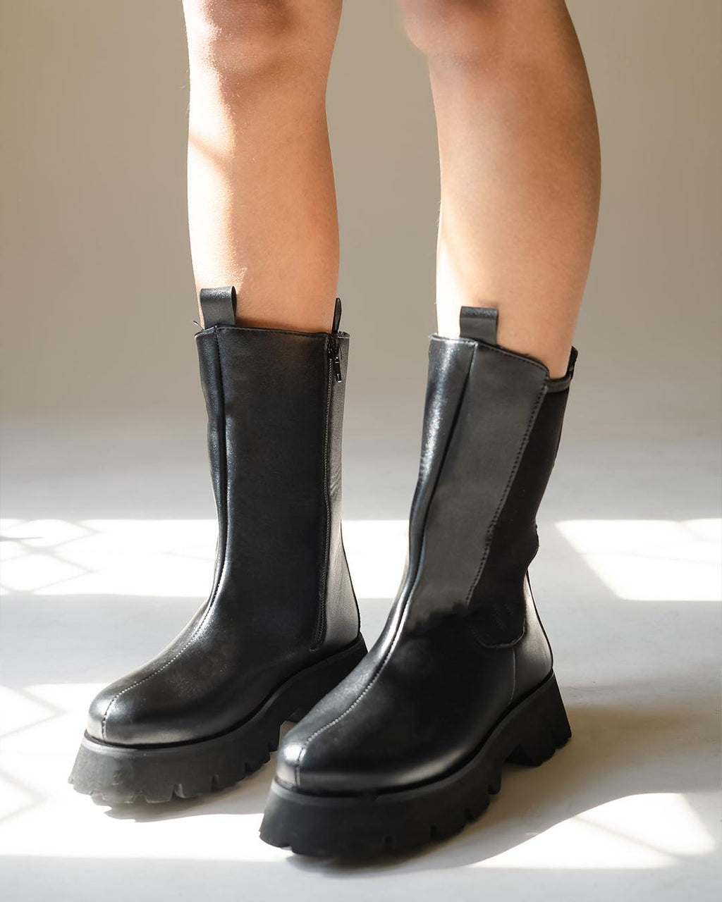 Off Duty Model Aesthetic Chunky Sole Chelsea Style Boots