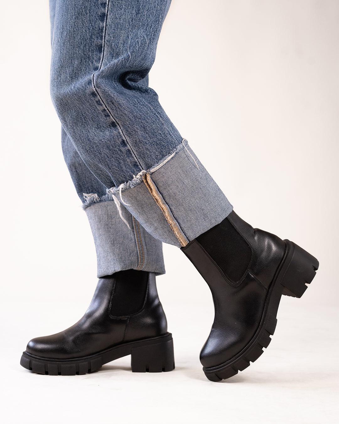 Off Duty Model Aesthetics Black Chelsea Boots With Track Soles