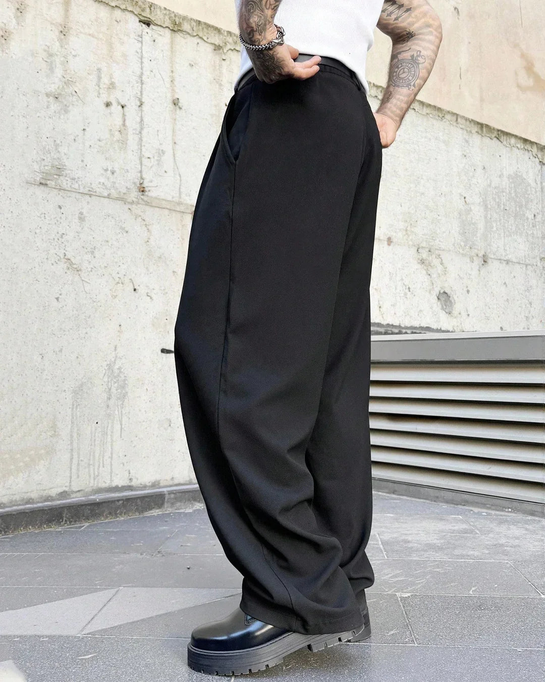 Men High-Waist Pleated Relaxed-Fit Trousers in Black