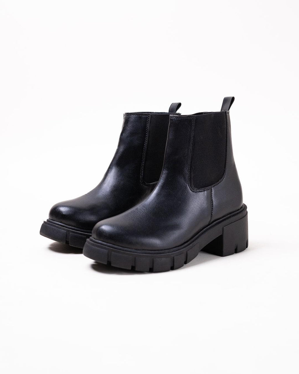 Off Duty Model Aesthetics Black Chelsea Boots With Track Soles