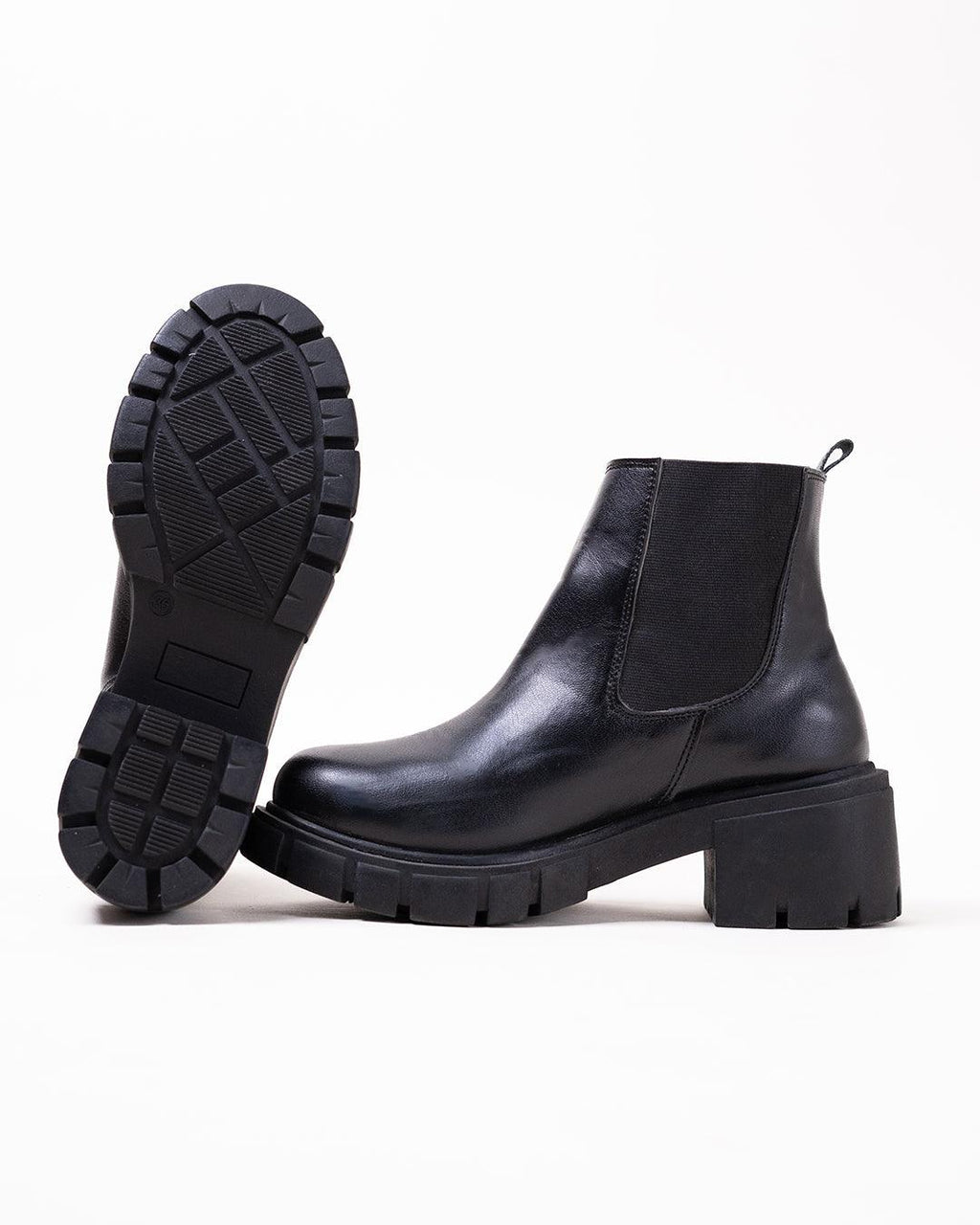 Off Duty Model Aesthetics Black Chelsea Boots With Track Soles