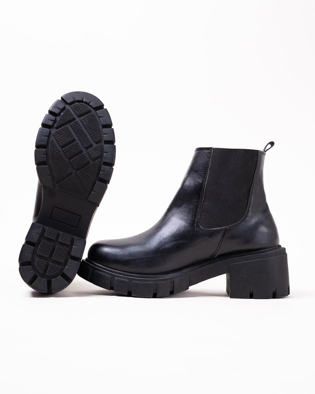 Off Duty Model Aesthetics Black Chelsea Boots With Track Soles