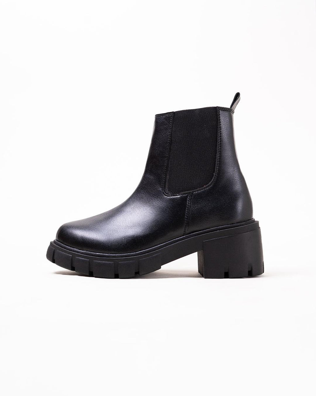Off Duty Model Aesthetics Black Chelsea Boots With Track Soles