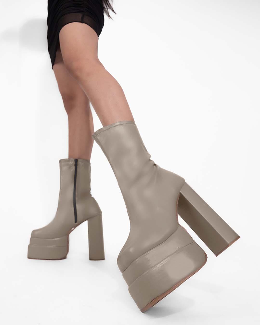 Pinkkup Aevitas Platform Boots In Mocha